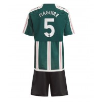 Billiga Manchester United Harry Maguire #5 Barnkläder Borta fotbollskläder till baby 2023-24 Kortärmad (+ Korta byxor)